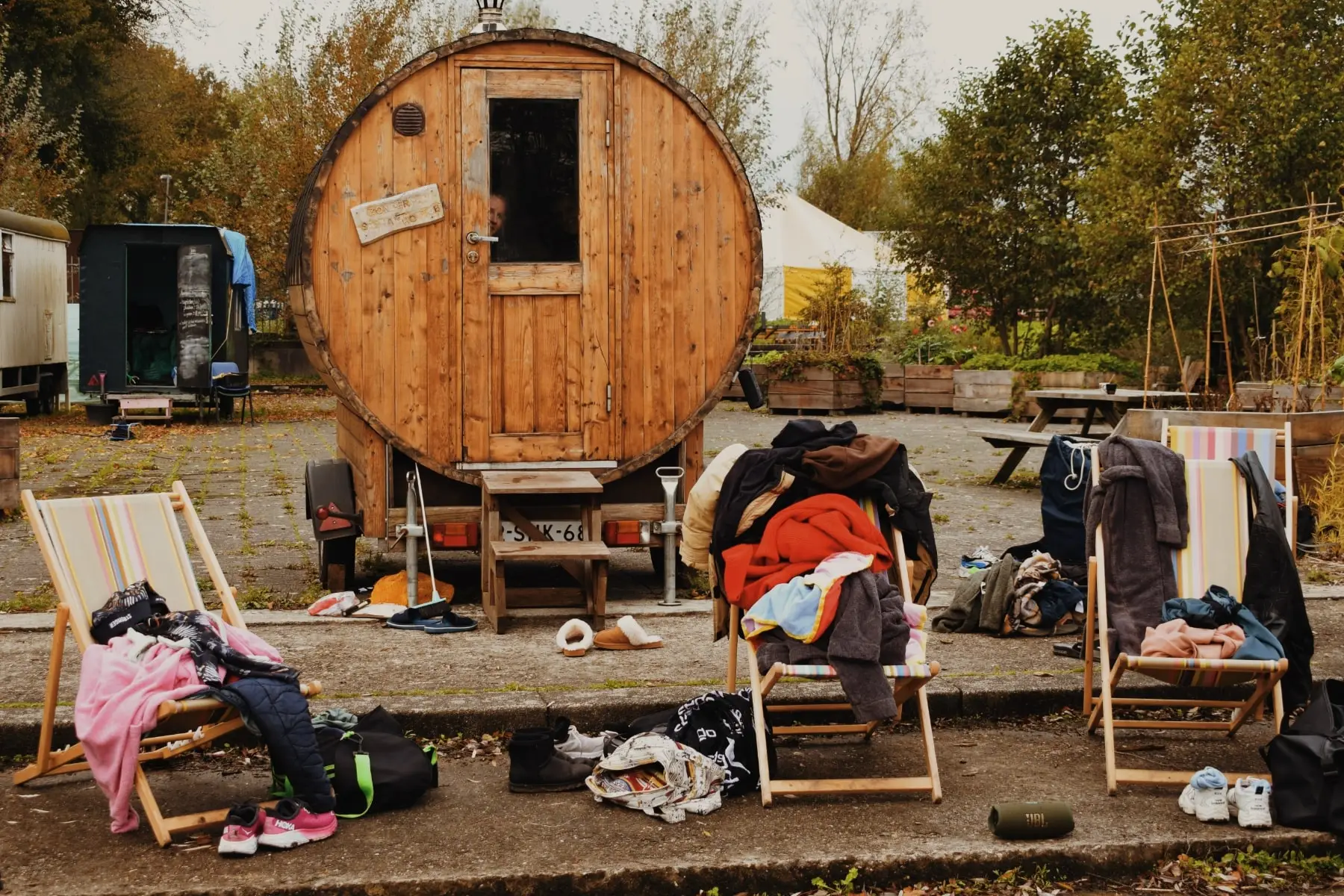 The barrel sauna was rented to pilot the concept of Warm Hearts in the neighborhood. Warm Hearts sauna will be built to float in Sloterplas.