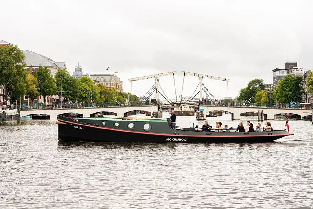 Boek een rondvaart op een van de luxueuze sloepen of klassieke sleepboten van Mokumboot