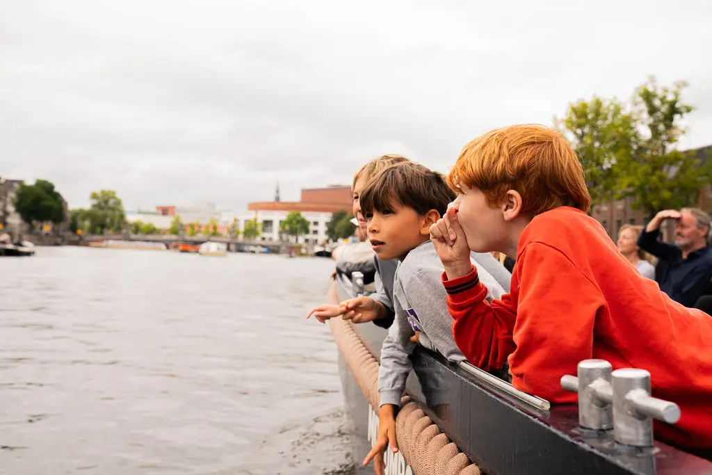 Boek een rondvaart op een van de luxueuze sloepen of klassieke sleepboten van Mokumboot