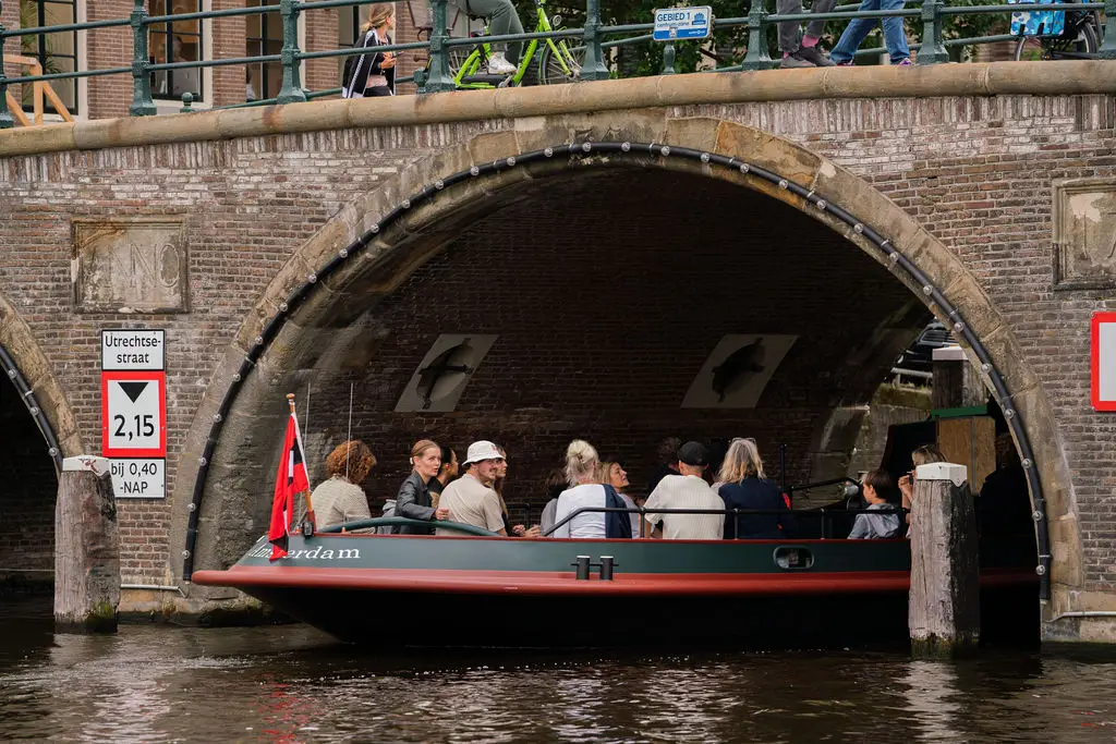 Boek een rondvaart op een van de luxueuze sloepen of klassieke sleepboten van Mokumboot