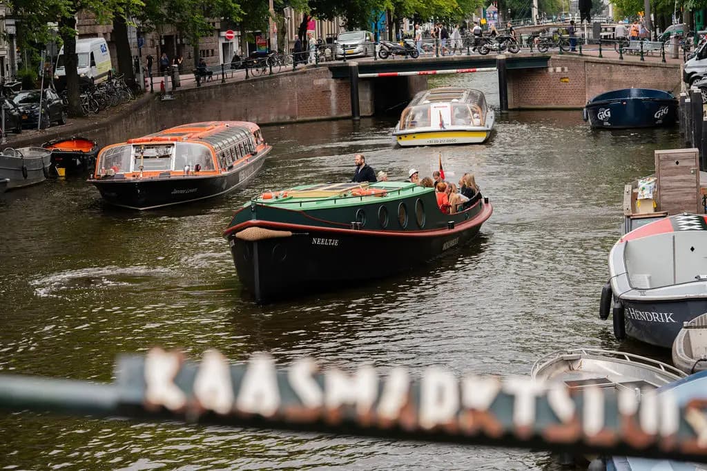 Boek een rondvaart op een van de luxueuze sloepen of klassieke sleepboten van Mokumboot