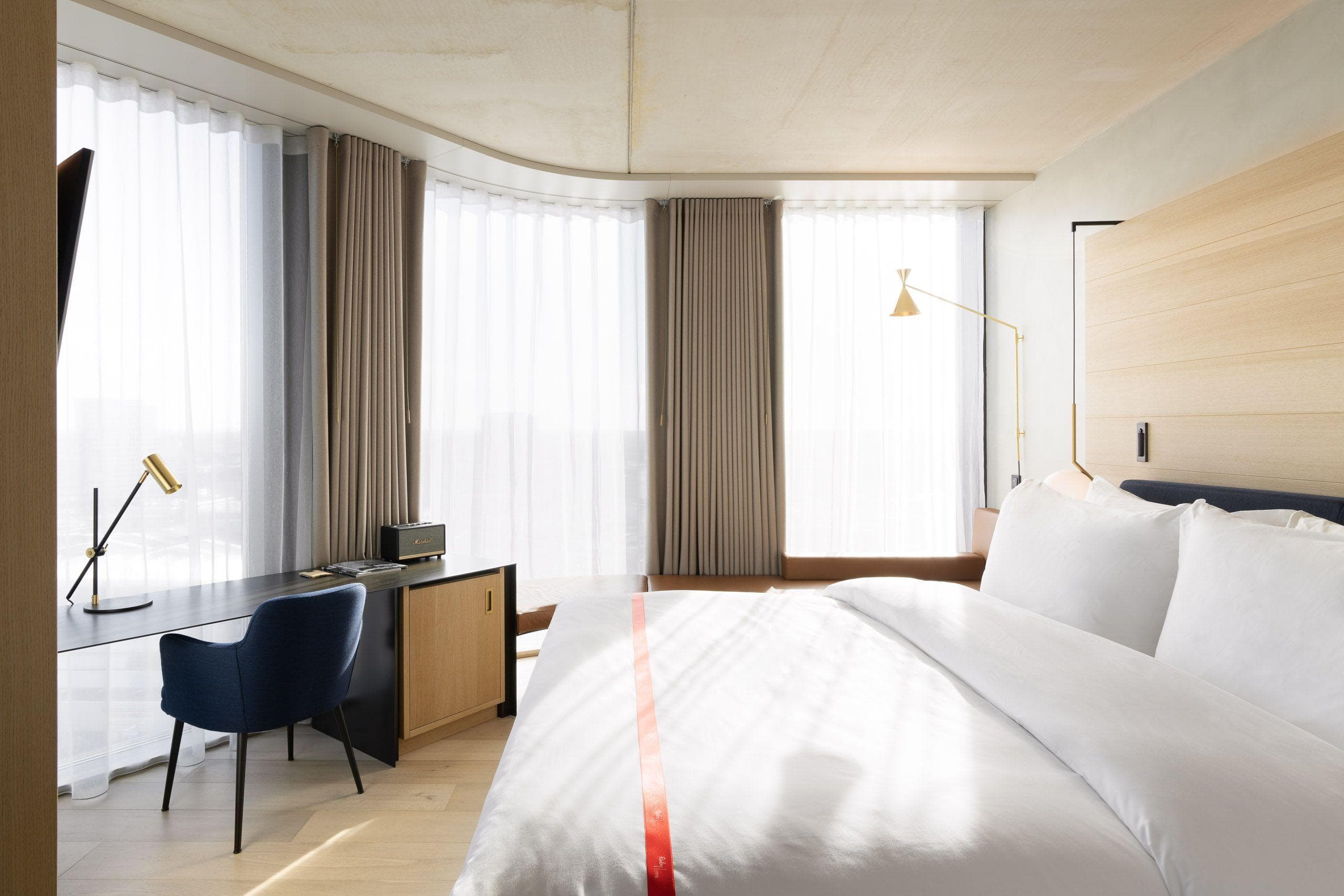 Alle kamers van Ruby Emma hebben grote ramen met veel natuurlijk licht. Deze ramen hebben verduisterende gordijnen en rolgordijnen van buitenaf