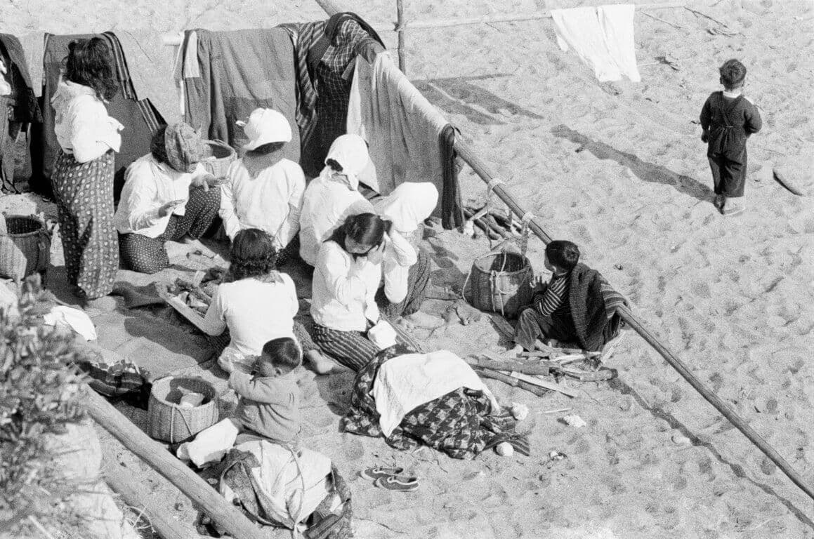 Het strand van Wagu   Wagu Beach,  1957 Courtesy of Uraguchi Estate