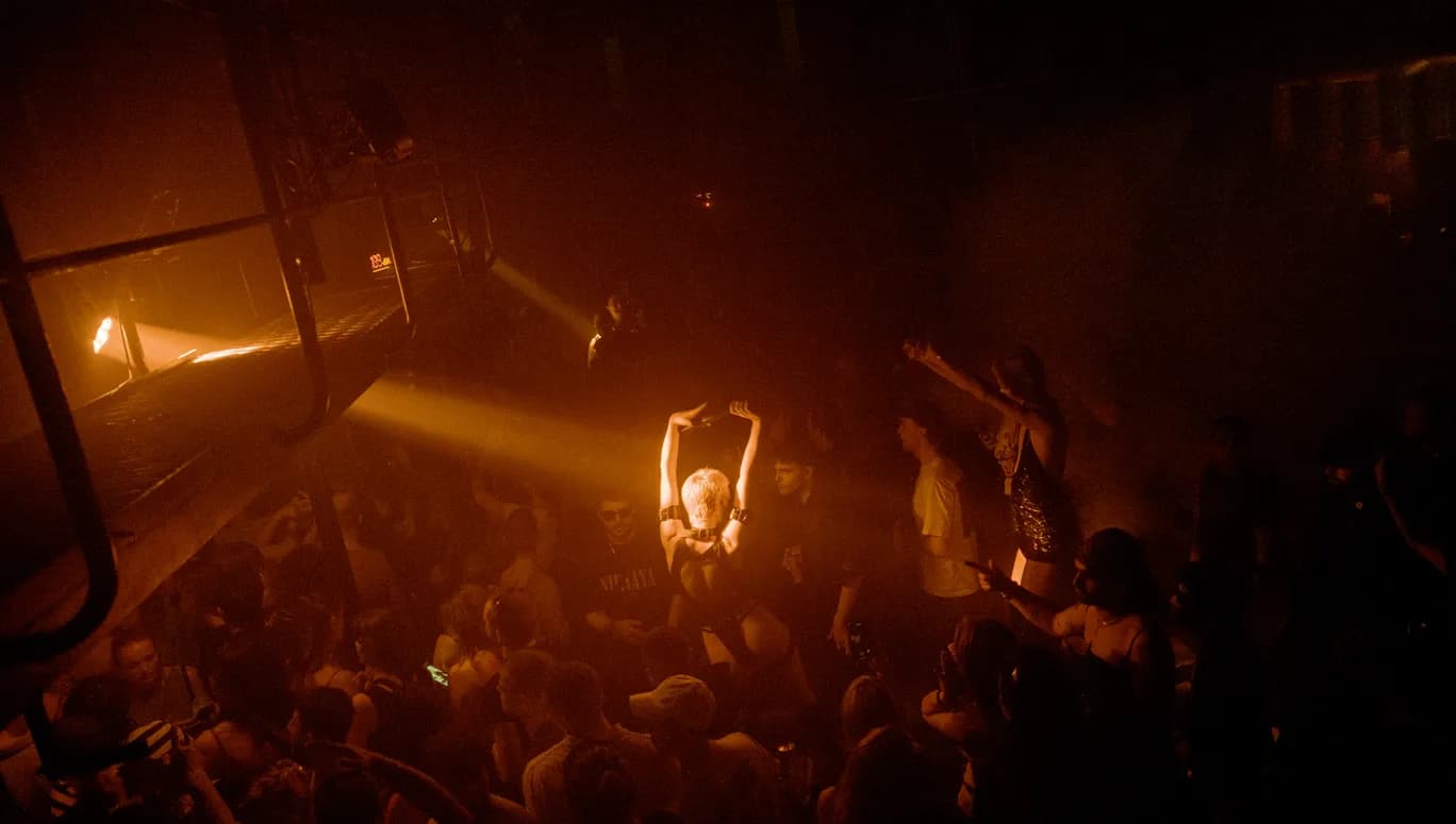 Levenslang nightclub people dancing