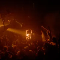 Levenslang nightclub people dancing