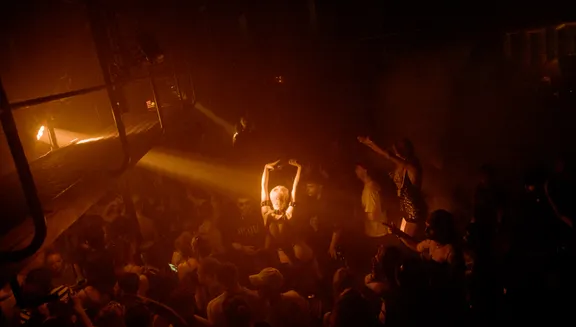 Levenslang nightclub people dancing