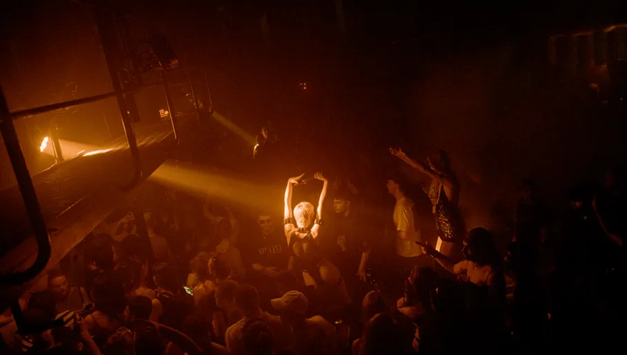 Levenslang nightclub people dancing