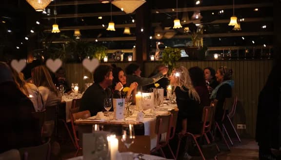 People dining in Vondeltuin.