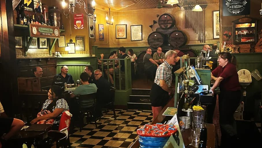 Bierproeflokaal In De Wildeman people sitting inside