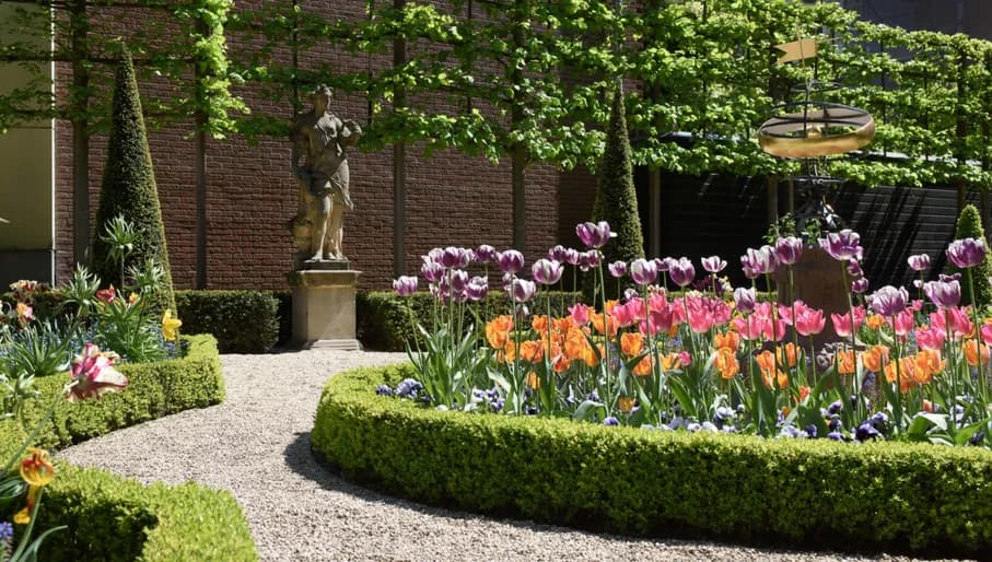 Huis Willet-Holthuysen garden with tulips
