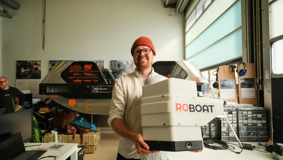 Roboat CEO Ynse Deinema holding hardware technology.