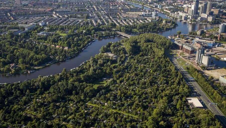 Aerial view on Amsterdam Oost: Natuur tuinpark Amstelglorie, Martin Luther Kingpark, De Omval and Amstel.