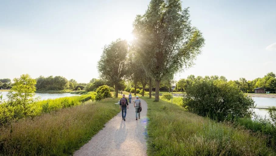 People walking along the Toolenburgerplas in Hoofddorp