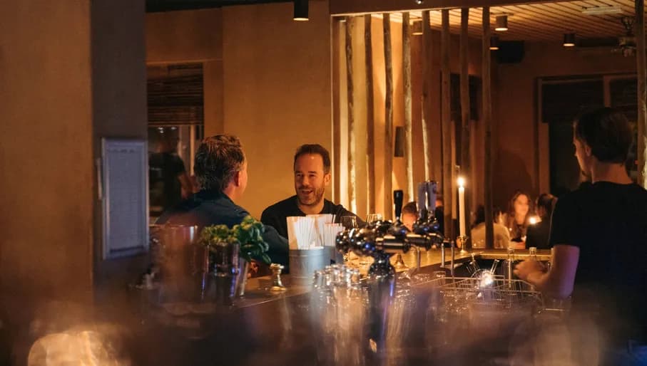 Bar-Grill Marathonweg two men sitting at the bar