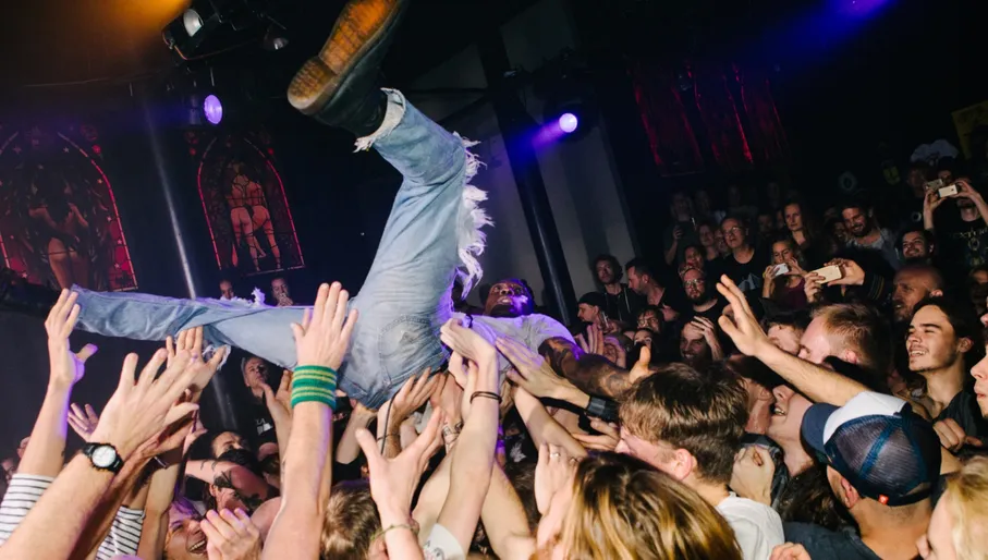Bitterzoet man crowd surfing