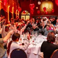 Op maandag 13 januari vond in de iconische Beurs van Berlage een bijzonder jubileumevenement plaats: het 20-jarig bestaan van Resto VanHarte. Dit jubileum werd gevierd met een inspirerend congres en een feestelijk diner, waarbij honderden Amsterdammers samenkwamen in het teken van verbinding en saamhorigheid.

Resto VanHarte, een stichting die zich inzet tegen eenzaamheid door het organiseren van laagdrempelige diners voor kwetsbare doelgroepen, vormde met dit evenement een prachtig voorbeeld van de maatschappelijke evenementen die de Beurs van Berlage faciliteert. Deze activiteiten benadrukken de rol van de Beurs als een plek waar verbinding en inspiratie centraal staan.

Een cadeau aan de stad Amsterdam
In 2025 viert Amsterdam haar 750-jarig bestaan. Als Palazzo Pubblico – het Volkspaleis van de stad – voelt de Beurs van Berlage zich verbonden met de gemeenschap van Amsterdam. Het evenement van Resto VanHarte is het eerste in een reeks initiatieven in 2025 waarmee de Beurs haar deuren openzet voor Amsterdammers en bijdraagt aan verbinding in de stad.

"Dit evenement is een cadeau aan de stad Amsterdam," aldus Marcel Schonenberg, algemeen directeur van de Beurs van Berlage. "Met evenementen zoals deze brengen we mensen samen en vieren we wat ons bindt: de stad, de diversiteit en de verhalen die ons rijk maken. Dat is waar ons Volkspaleis voor staat. Het tegengaan van eenzaamheid is daarbij een belangrijke pijler."

Maatschappelijke impact als kern van de Beurs
De maatschappelijke en culturele activiteiten in de Beurs van Berlage worden mede mogelijk gemaakt door Stichting Palazzo Pubblico Amsterdam. De stichting ondersteunt en faciliteert initiatieven die bijdragen aan verbinding, inspiratie en toegankelijkheid voor een breed publiek. Het evenement van Resto VanHarte onderstreept de missie van de Beurs om niet alleen een locatie te zijn, maar een plek die daadwerkelijk impact heeft op de samenleving.

Vrijwillige inzet voor een onvergetelijke avond
Het jubileumdiner van Resto VanHarte was niet alleen financieel 