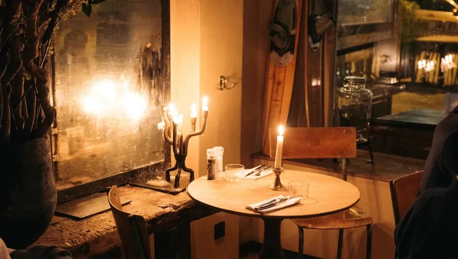 Bar-Grill Marathonweg table by candlelight