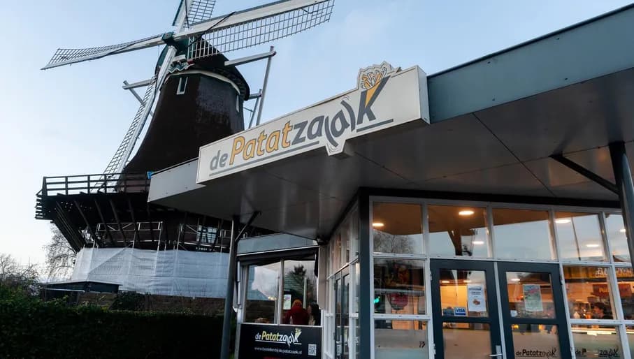 Exterior of Patatzaak with Molen van Sloten in the background