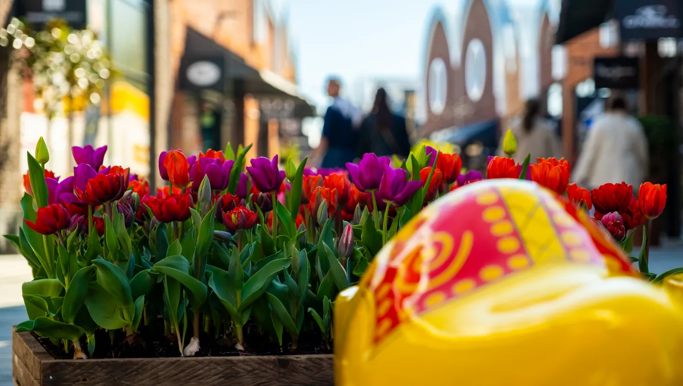 Tulips, a clog and shoppers at Amsterdam The Style Outlets