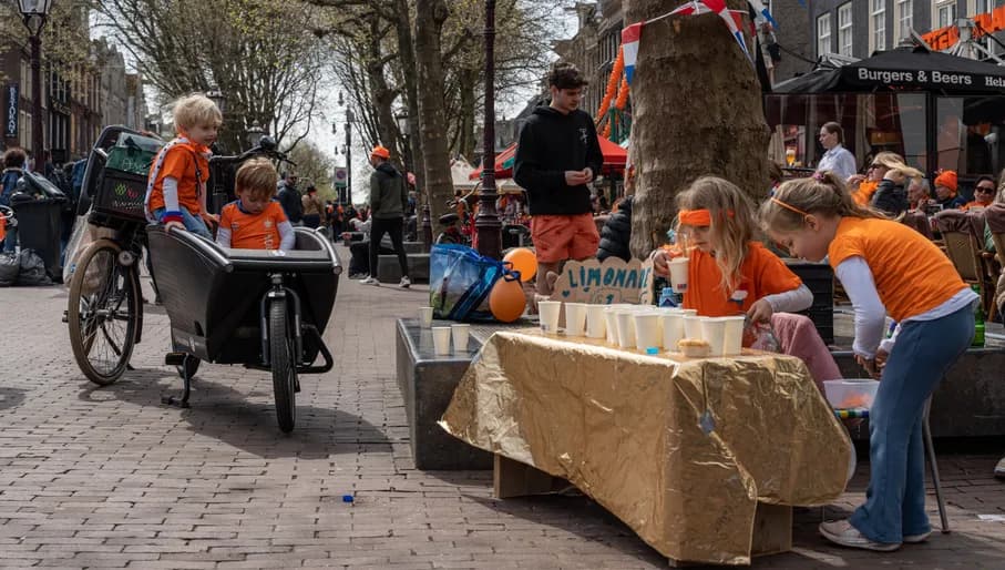 Girls selling lemonade on the flea market on King's Day 2023.