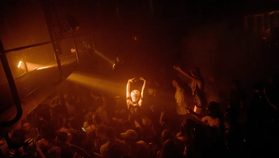 Levenslang nightclub people dancing