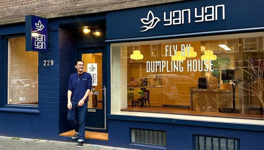 Yanyan flyby dumplings, Rivierenbuurt, owner walking out the door