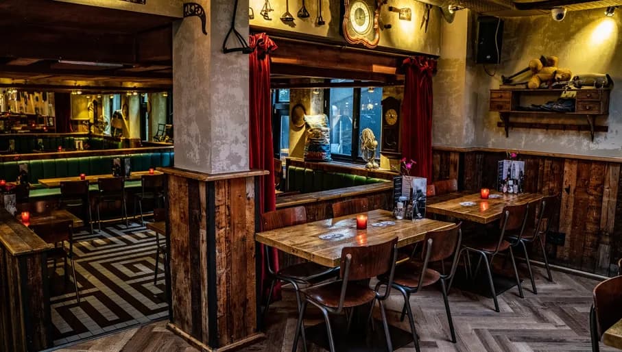 Cannibale Royale interior of De Pijp location