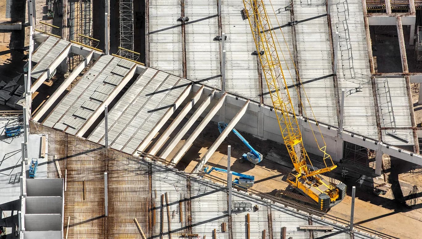 De twaalfde vestiging van de bouwmarkt Hornbach verrijst in Amsterdam Sloterdijk langs de A10. De vestiging aan de Berchvliet 14, die behalve bouwmarkt ook een tuincentrum omvat, zal een omvang hebben van zo’n vier voetbalvelden. BAM Bouw en Techniek Noord-West treedt op als hoofdaannemer, onderaannemer is Vrolijks Prefab Betonbouw. Voor het zware til- en draagwerk is Kranenbouw Zwagerman ingehuurd. Het Duitse Hornbach wil 25 vestigingen in Nederland. Foto John Gundlach