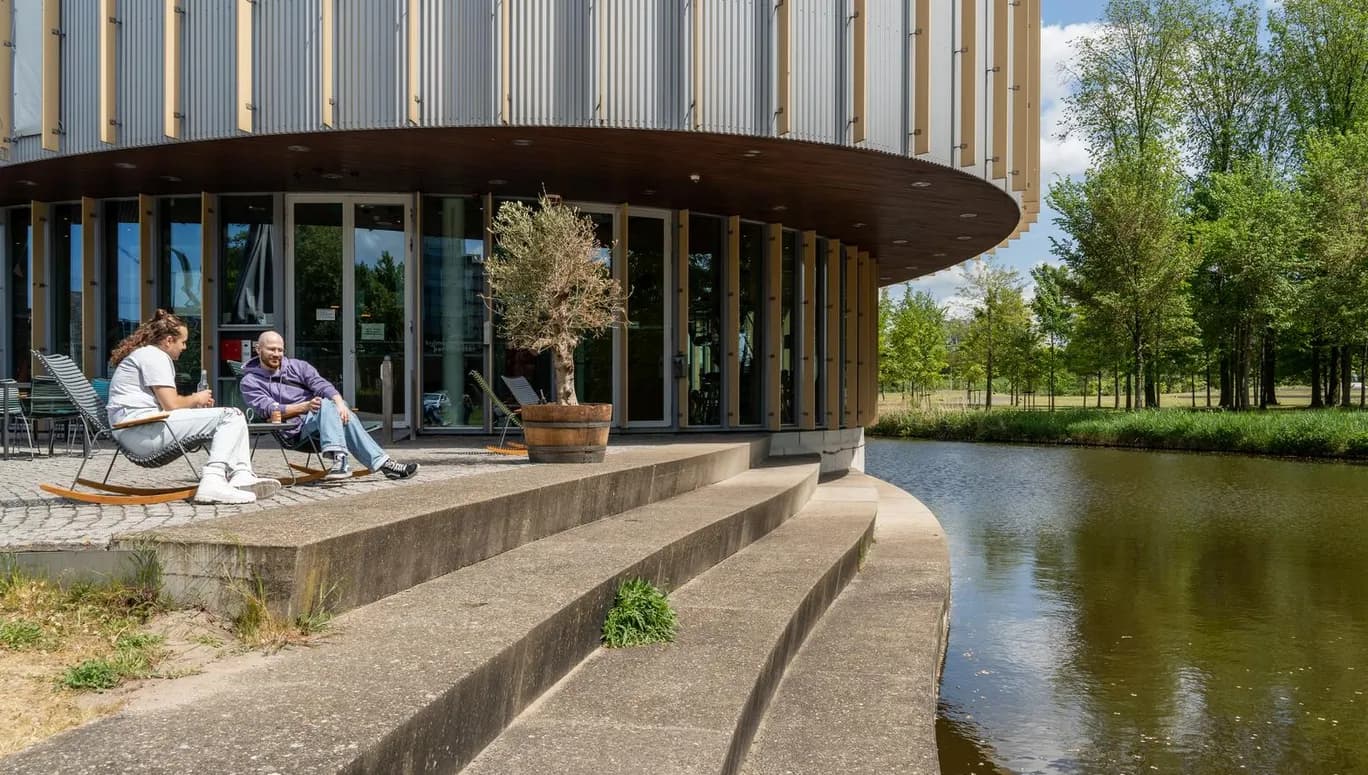 A couple sitting on th terrace of the Bijlmerpark theater