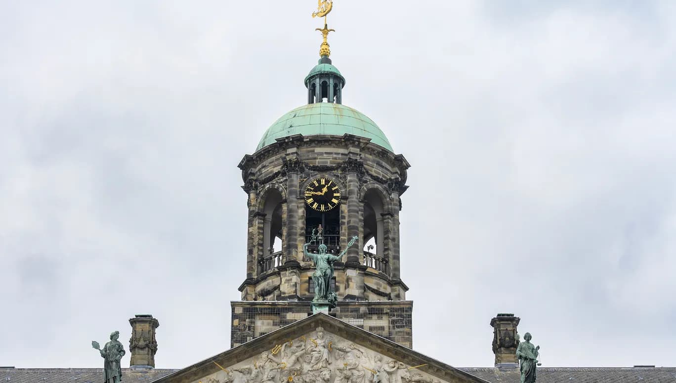 Amsterdam, 02-06-2023, Koninklijk Paleis op de Dam, voorzijde, toren met carillon, klok en windvaan,  koepel, exterieur, dak, dakconstructie, akrenovatie, beelden, zullen worden gerenoveerd en gerestaureerd. Rijksvastgoedbedrijf