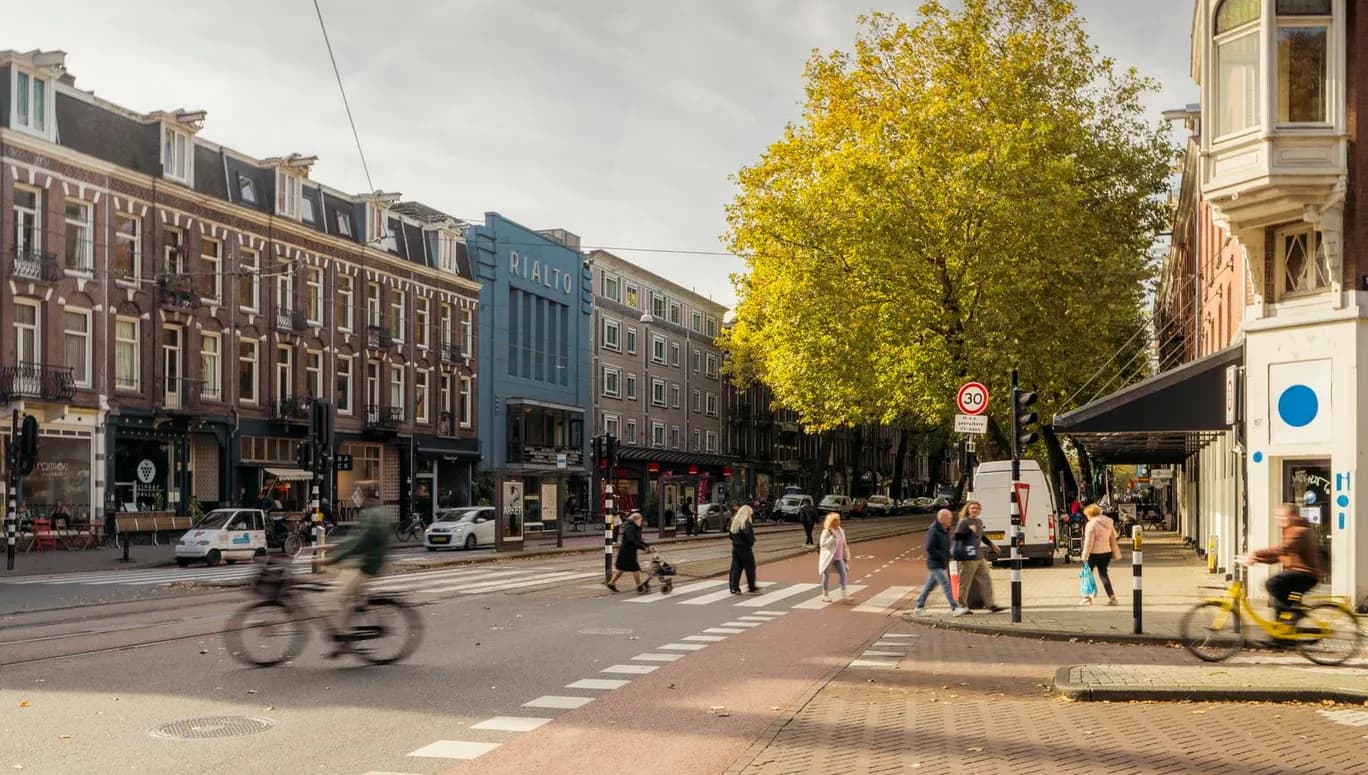 A sunny Ceintuurbaan with Rialto Cinema during early autumn.