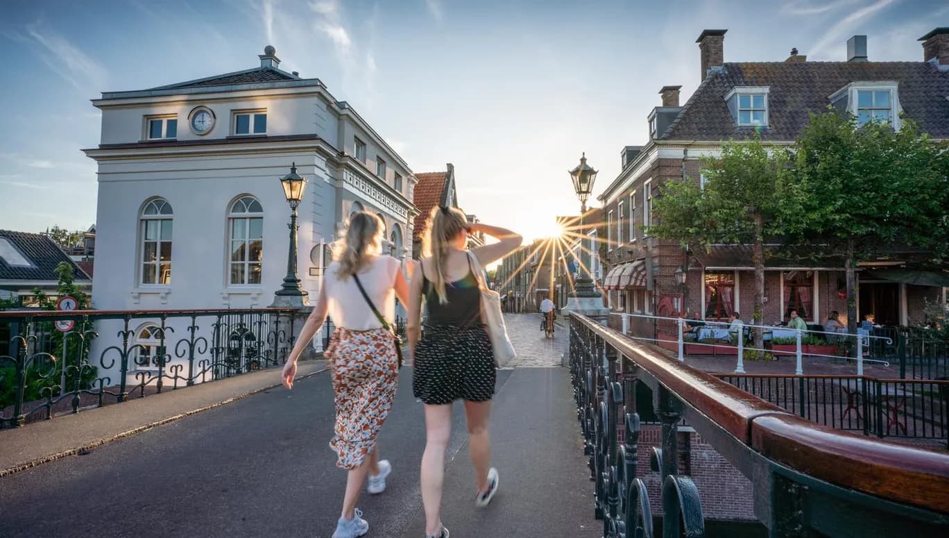 Women walking at the Muiden center