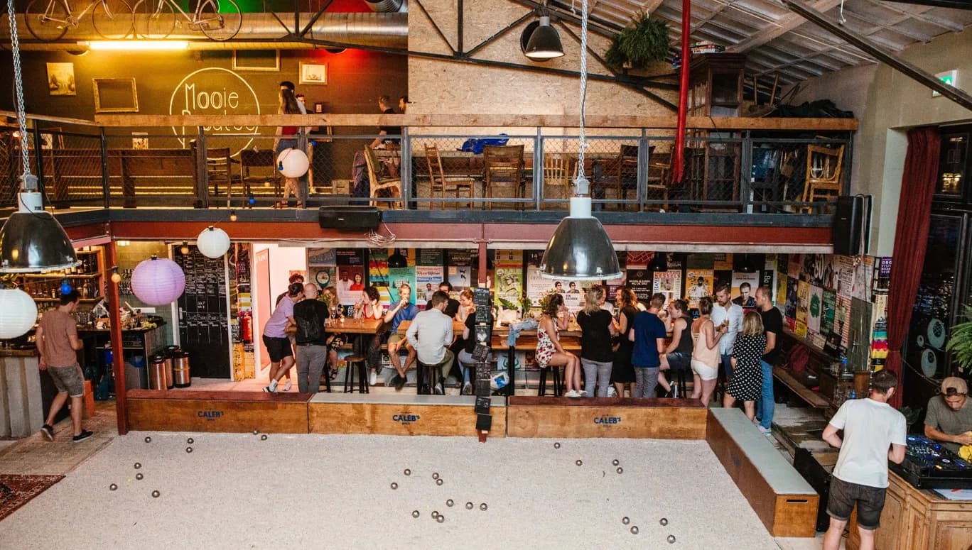 Mooie Boules people playing jeu de boules