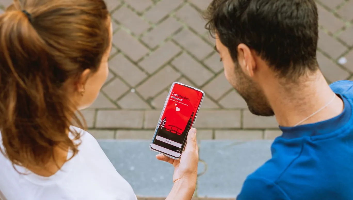 Couple using the I Amsterdam App