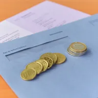 Belestingdienst envelope and euro coins
