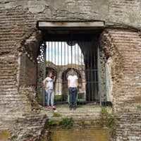 Children standing at the gate of the Fort Uitermeer