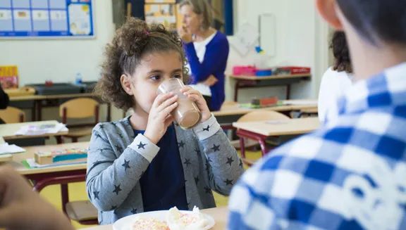 Kind op school tijdens lunchpauze