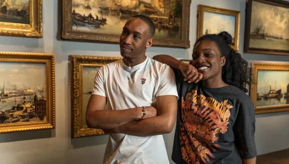 A couple visits Het Scheepvaartmuseum.