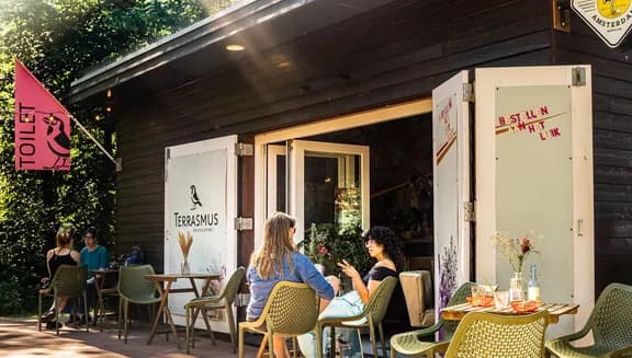 People on the terrace of Terrasmus in het Erasmuspark.