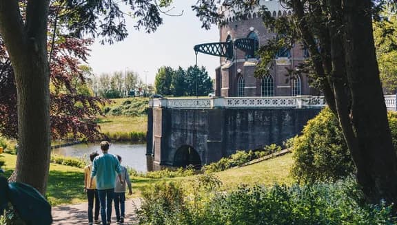 A family walks towards Haarlemmermeermuseum De Cruquius.