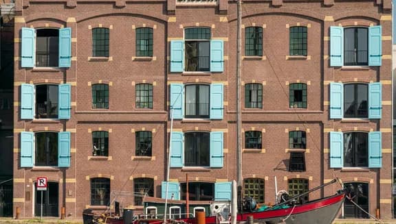 Pakhuis Koningsbergen in Wormer is a national monument that has served as the barley peeling plant of the Gebroeders Laan since 1897.