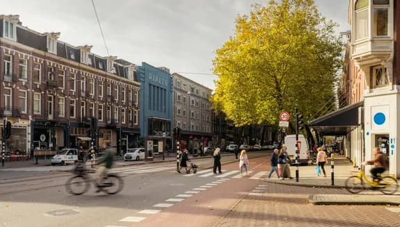 A sunny Ceintuurbaan with Rialto Cinema during early autumn.