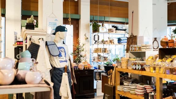 Display of souvenirs, homeware and design products in Het Faire Oosten store at the Oostpoort Shopping Centre