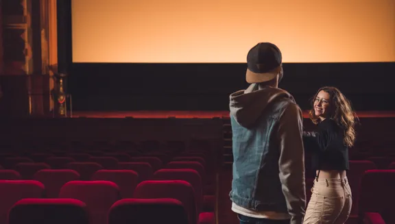 A couple enters the  big hall of Pathé Tuschinski.