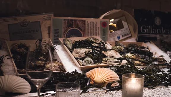 Clams in an ice basket at Visque seafood restaurant