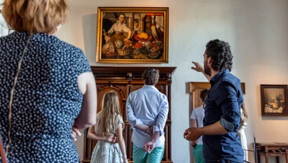Muiderslot people getting a tour inside