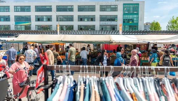 People shopping at the Plein 4045 market