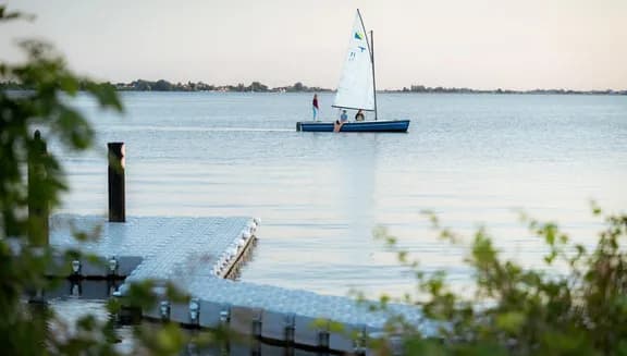 A sailing boat on the Westeinderplassen near Aalsmeer.