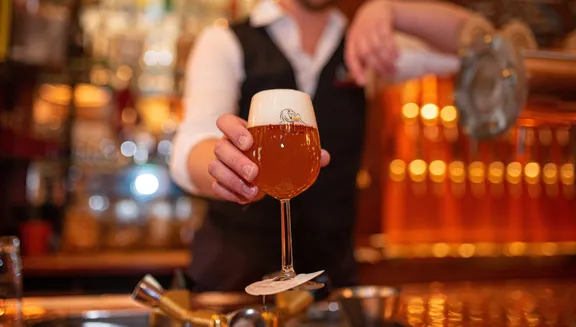 Proeflokaal Arendsnest beer café bartender serving beer