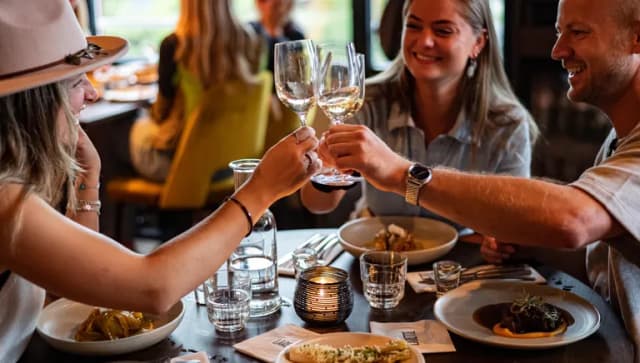 Larette people having dinner